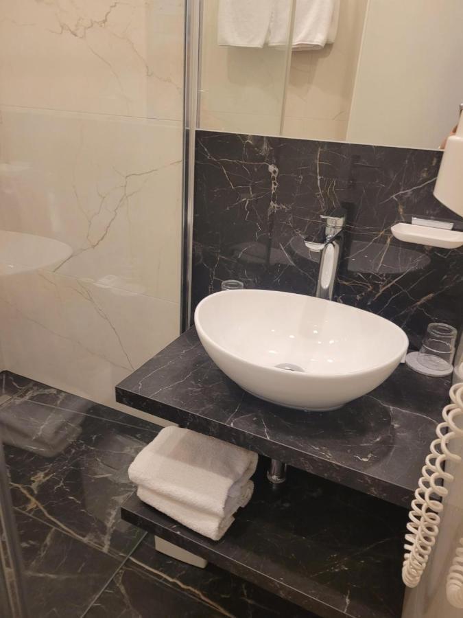 Hotel Restaurant Ruppert Walluf ภายนอก รูปภาพ